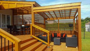 Deux pergolas recouvertes de polycarbonate pour se protéger de la pluie pendant le repas ou assis dans le lounge (projet Baltazar)