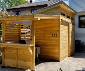 Cabanon en cèdre avec un espace couvert pour le BBQ et un comptoir de service (projet Maher)