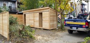Cabanon en cèdre intégré à la clôture avec trois espaces de rangement (projet Boileau)