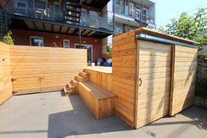 Porte coulissante double pour maximiser l'accès à l'intérieur d'un petit cabanon (projet Aubertin)