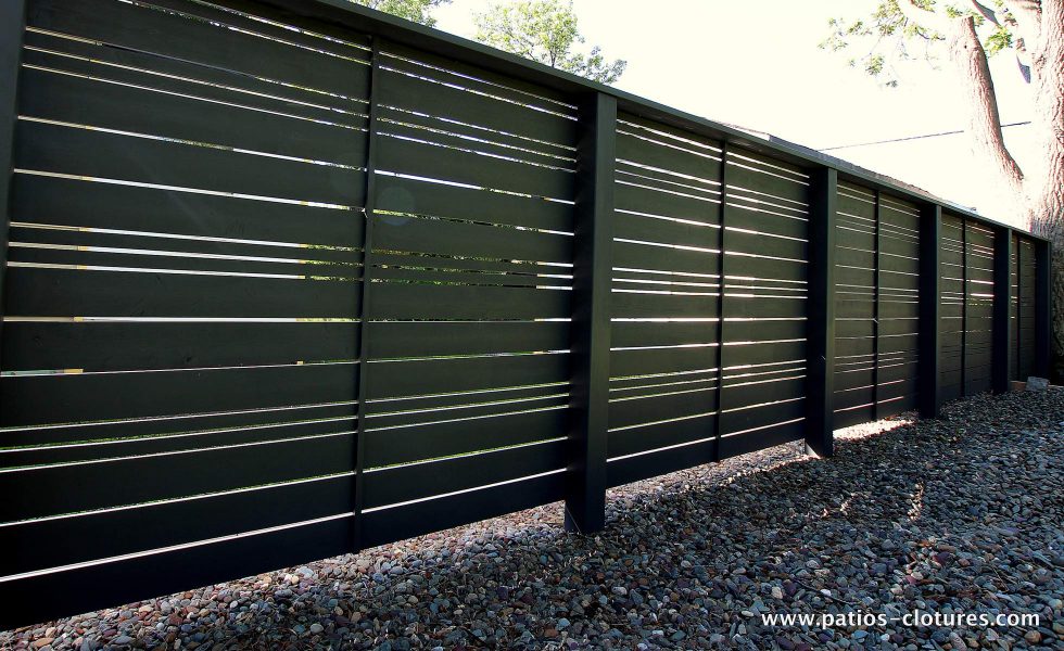 -côté intérieur- clôture horizontale en bois foncé ajourée avec alternance