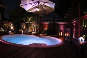 Éclairage d'ambiance autour du spa du patio Bédard